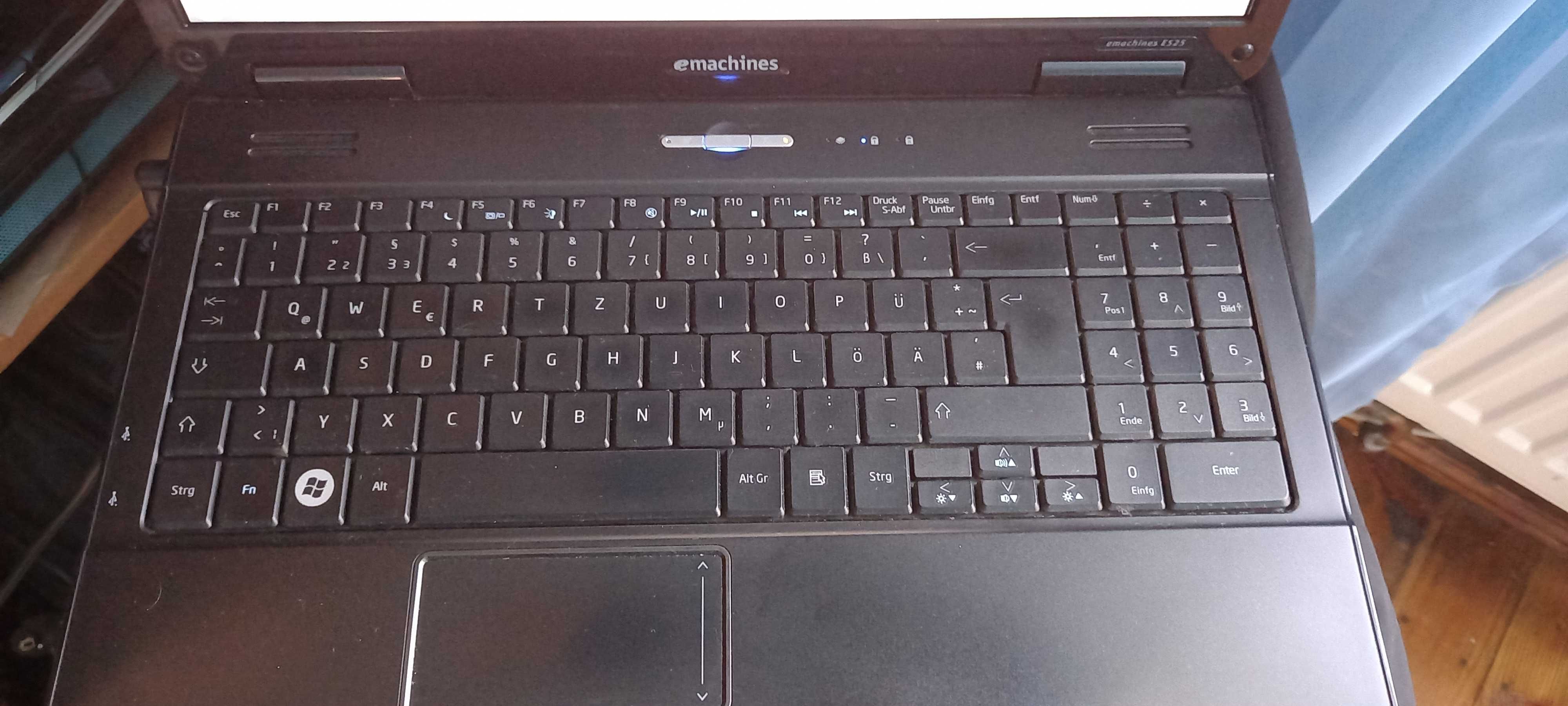 Laptop Emachines E525. Pret fix