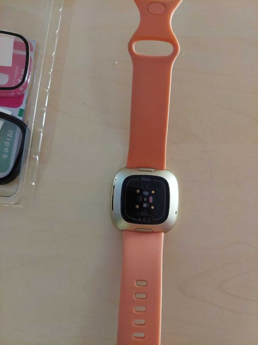 Vand Fitbit Versa 3 cu accesorii