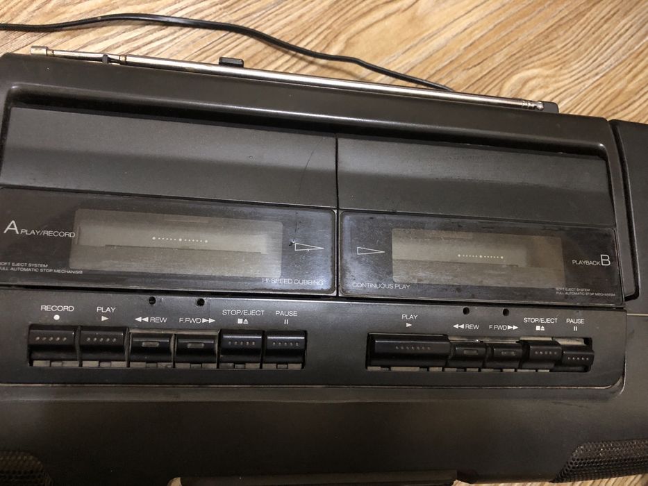 Продаются магнитофоны , колонки.