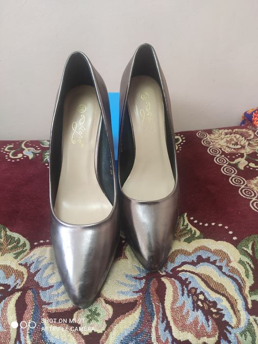 Чиройли вечерни туфли, холати янги