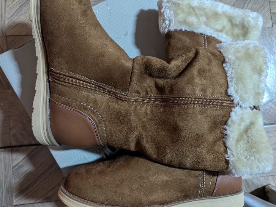 Vand o pereche de cizme imblanite,piele intoarsa