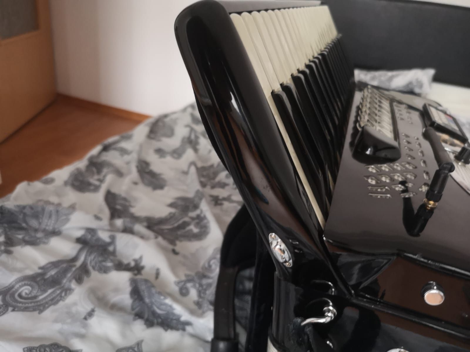 Vând acordeon midi italian digital cu midi juzisound