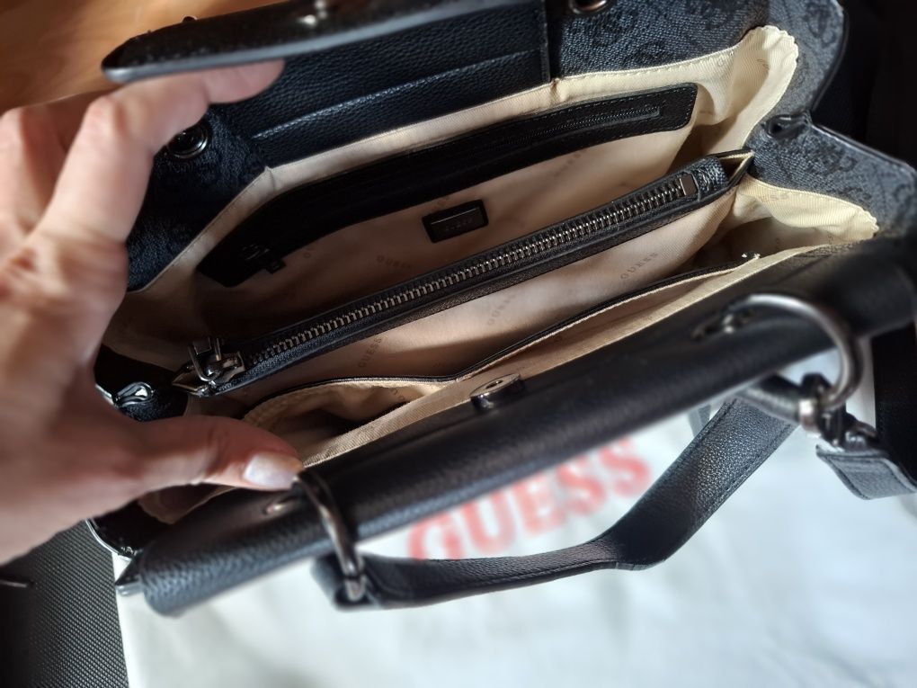 Дамска чанта GUESS