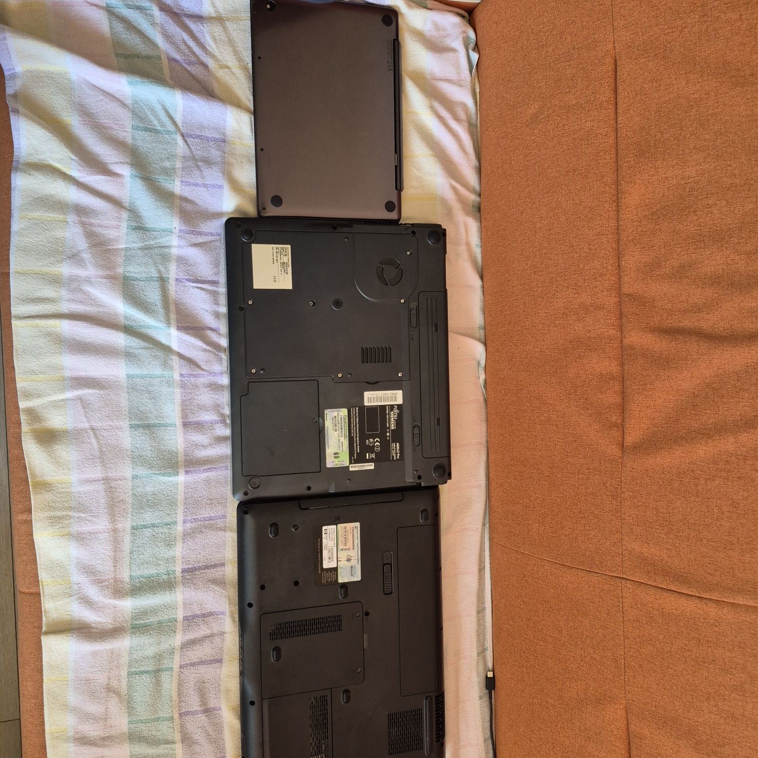 Vând laptop-uri.