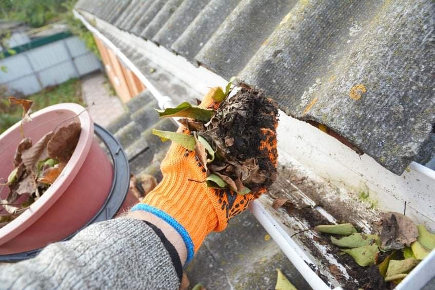 Почистване на улуци смяна на улуци отпушване на водосточни тръби