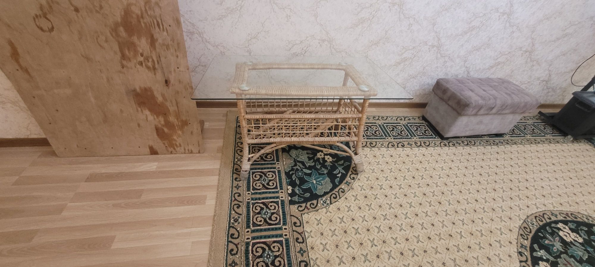 Holi uchun stol stul singan oyoği bor
