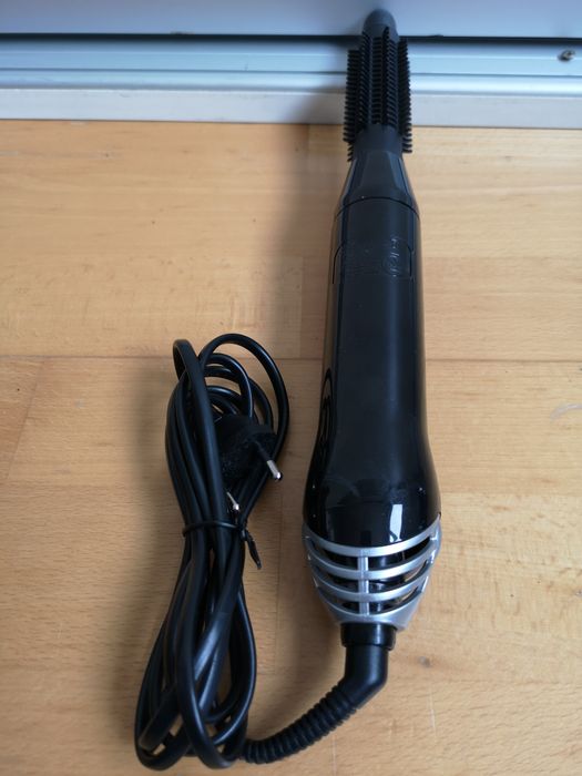 Perie ondulator par Babyliss cu trei trepte de viteza,