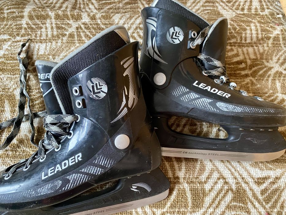 Продам коньки черным цветом