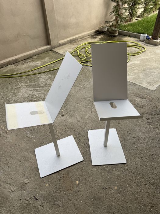 Doua Standuri din fier albe suport boxe