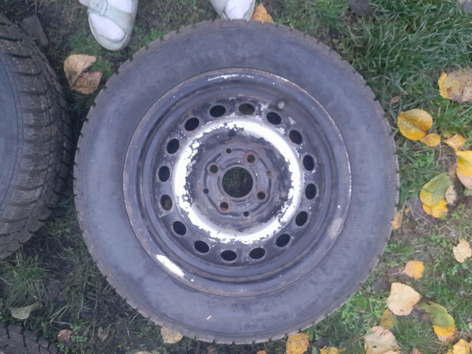 Продавам комплект зимни гуми 175/65 R14 с железни джанти