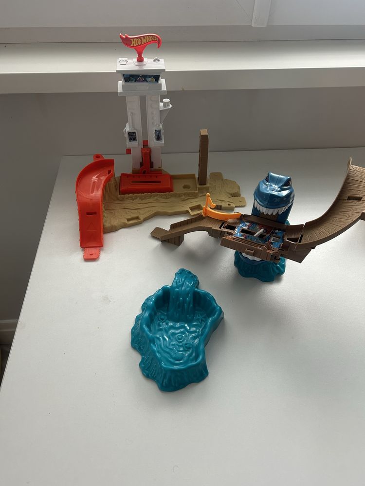 Огромен гараж Hot Wheels