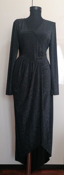 Rochie de gală de culoare neagră.