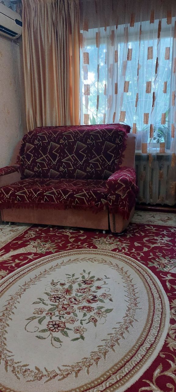 Якксарой туманида 1/2 хона килинган квартира сотилади