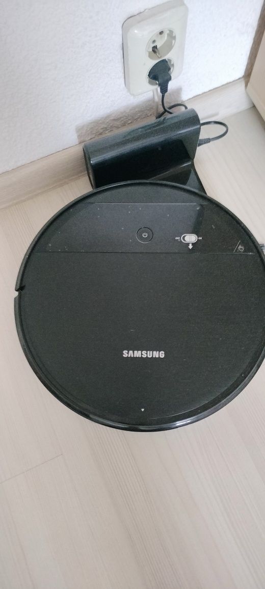 Vând robot aspirator Samsung wifi