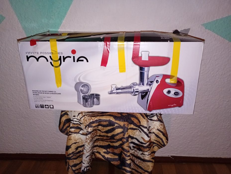 Vând mașină de tocat carne folosită o singură dată preț 180 RON nu tri