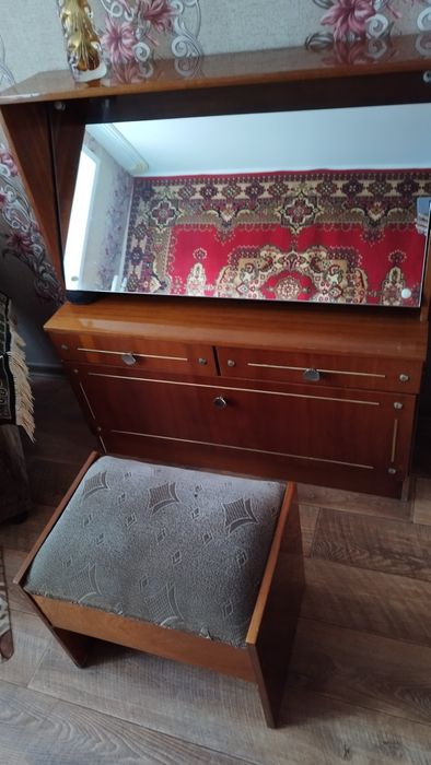 Продам трюмо с зеркалом