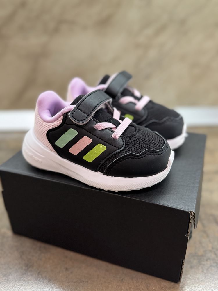 Бебешки маратонки Adidas номер 20