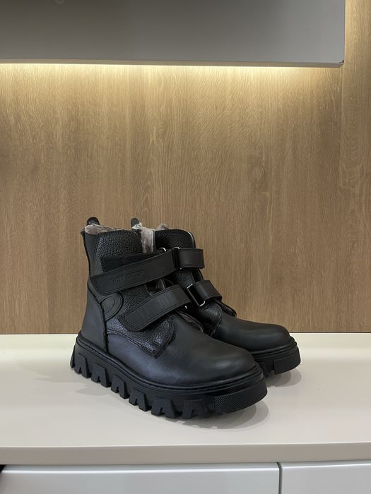 Продается новая детская сапоги на мальчика