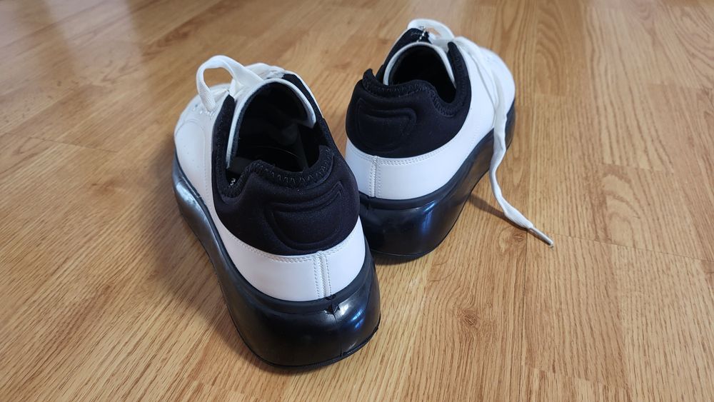 Adidasi noi cu eticheta