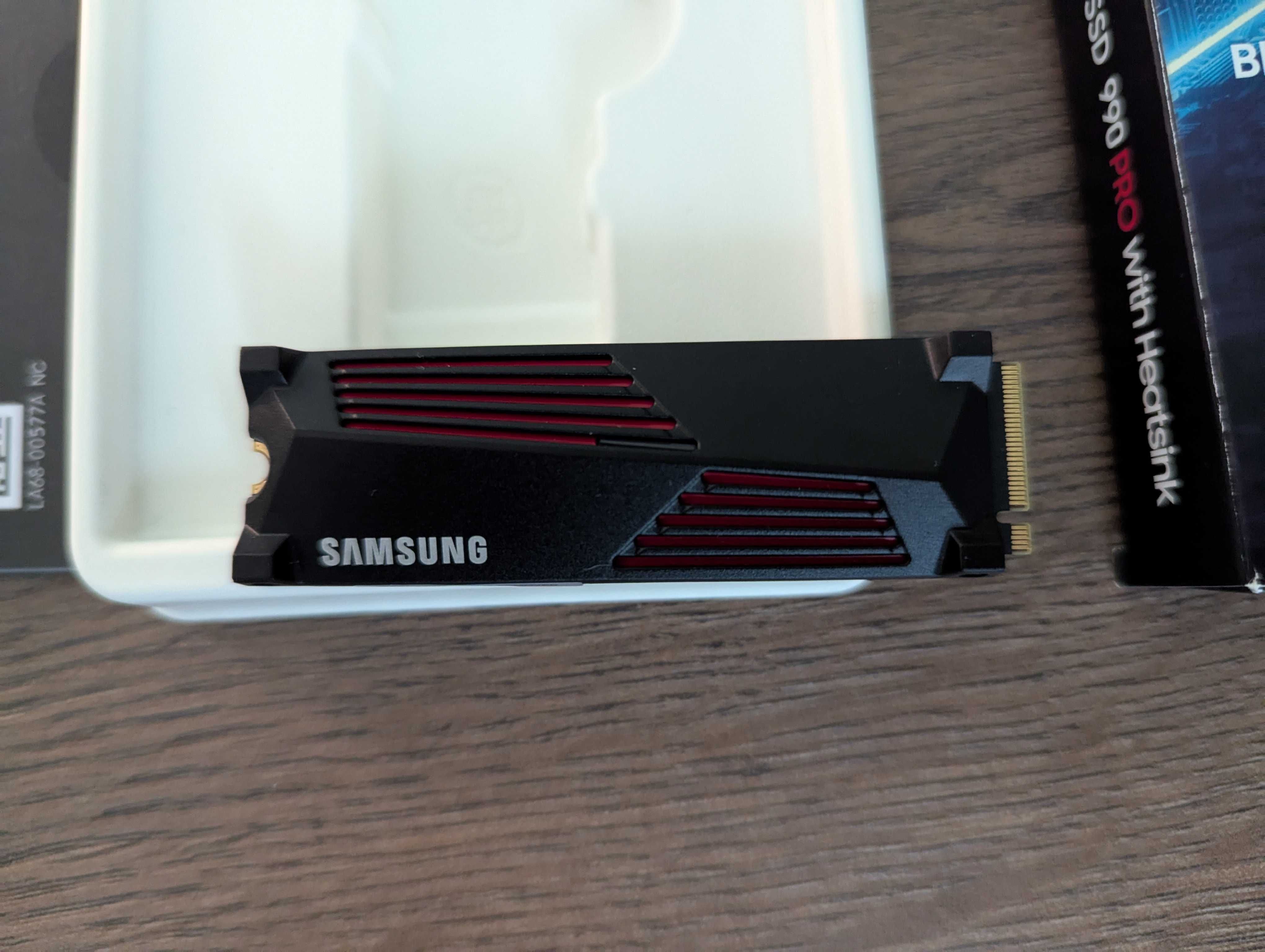 Samsung 990 Pro 4TB with Heatsink (PCIe 4.0 NVMe M.2)