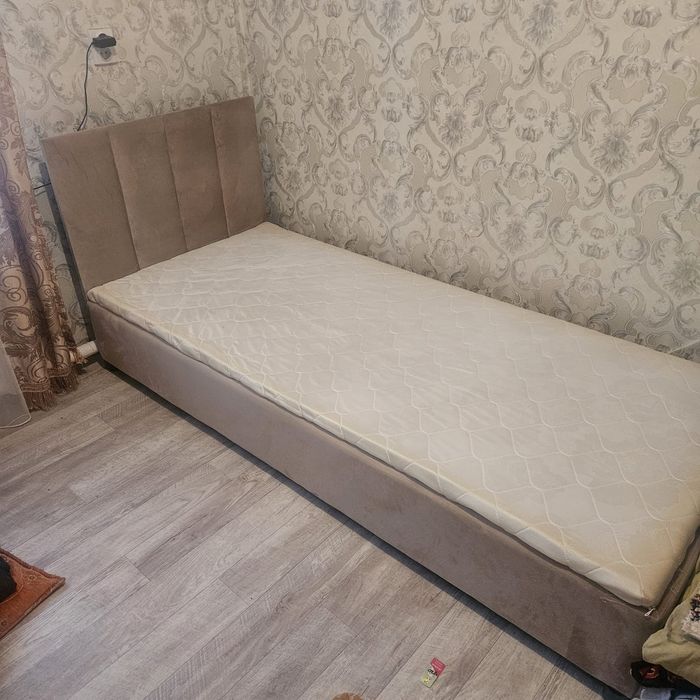 Продам кровать с матрасом.