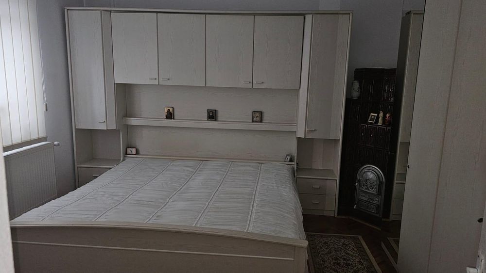 Vând mobilă dormitor, bucătărie, canapea, colțar extensibil, covor