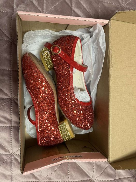 Бляскави червени пантофи