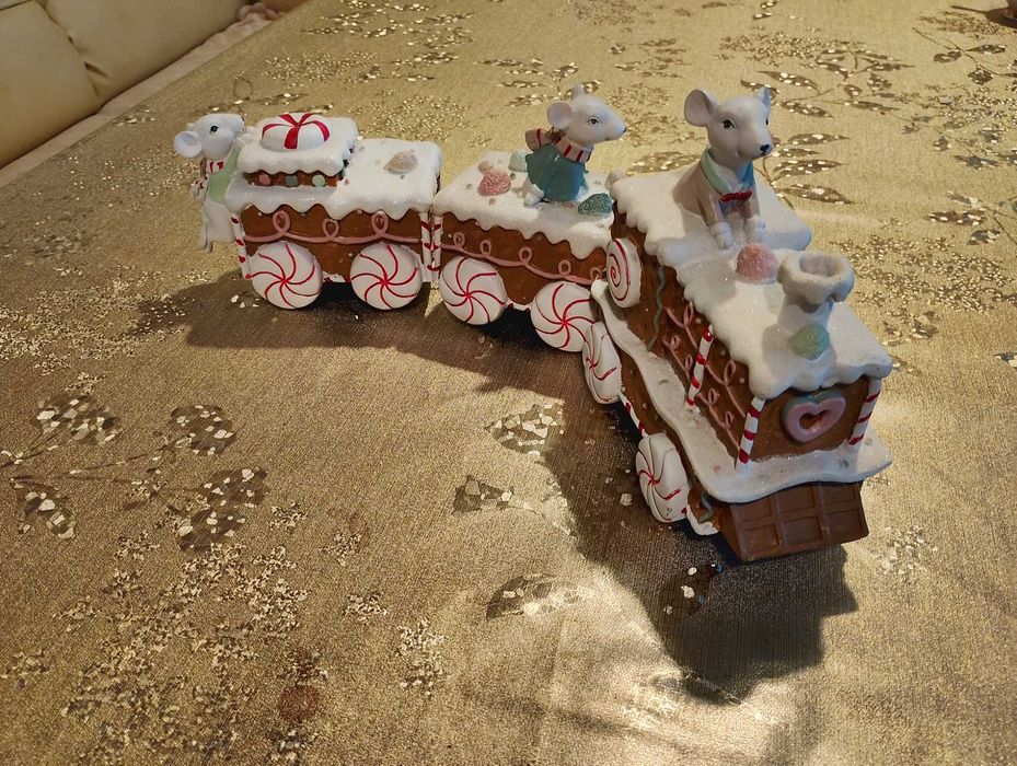 красиваКоледна декорация влакче и украса за елха