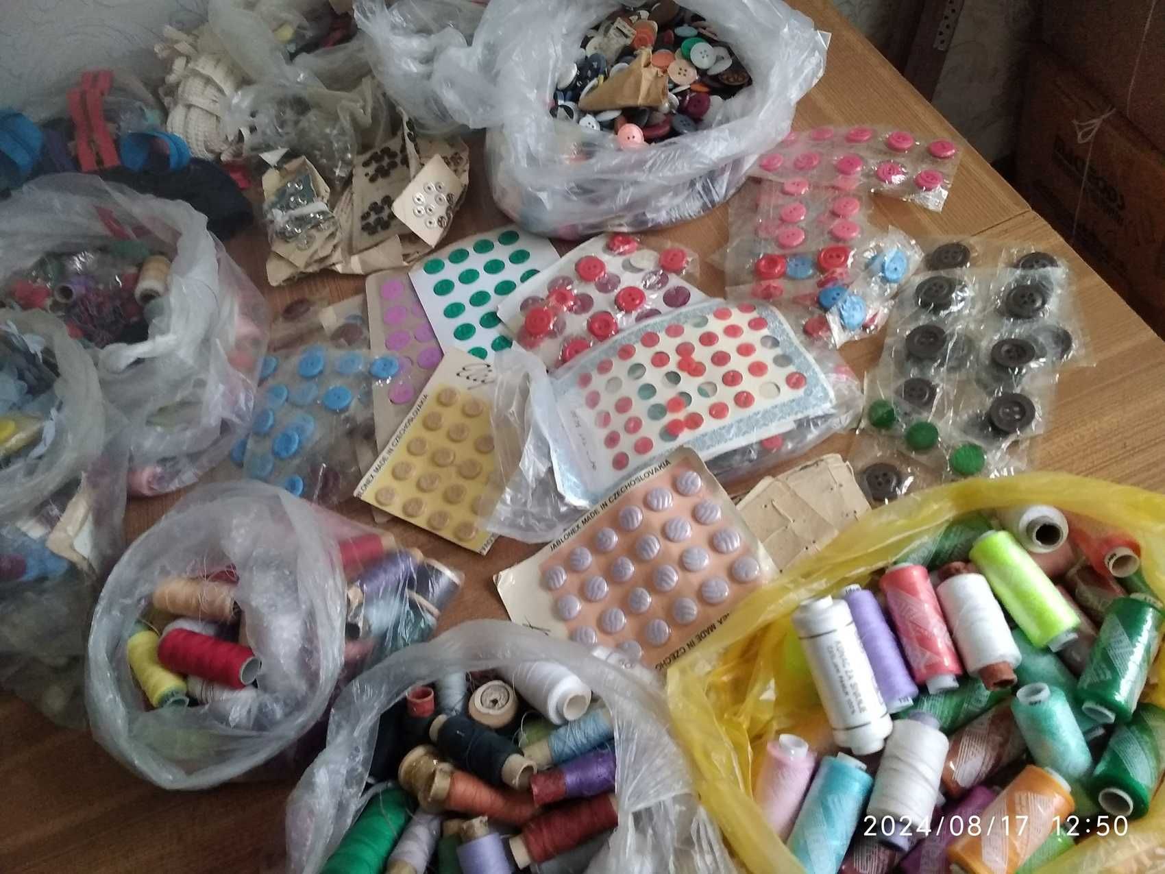 Срочно продам пуговицы и нитки разных размеров и цветов для шитья.