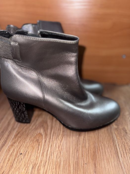 Продам ботинки туфли в подарок