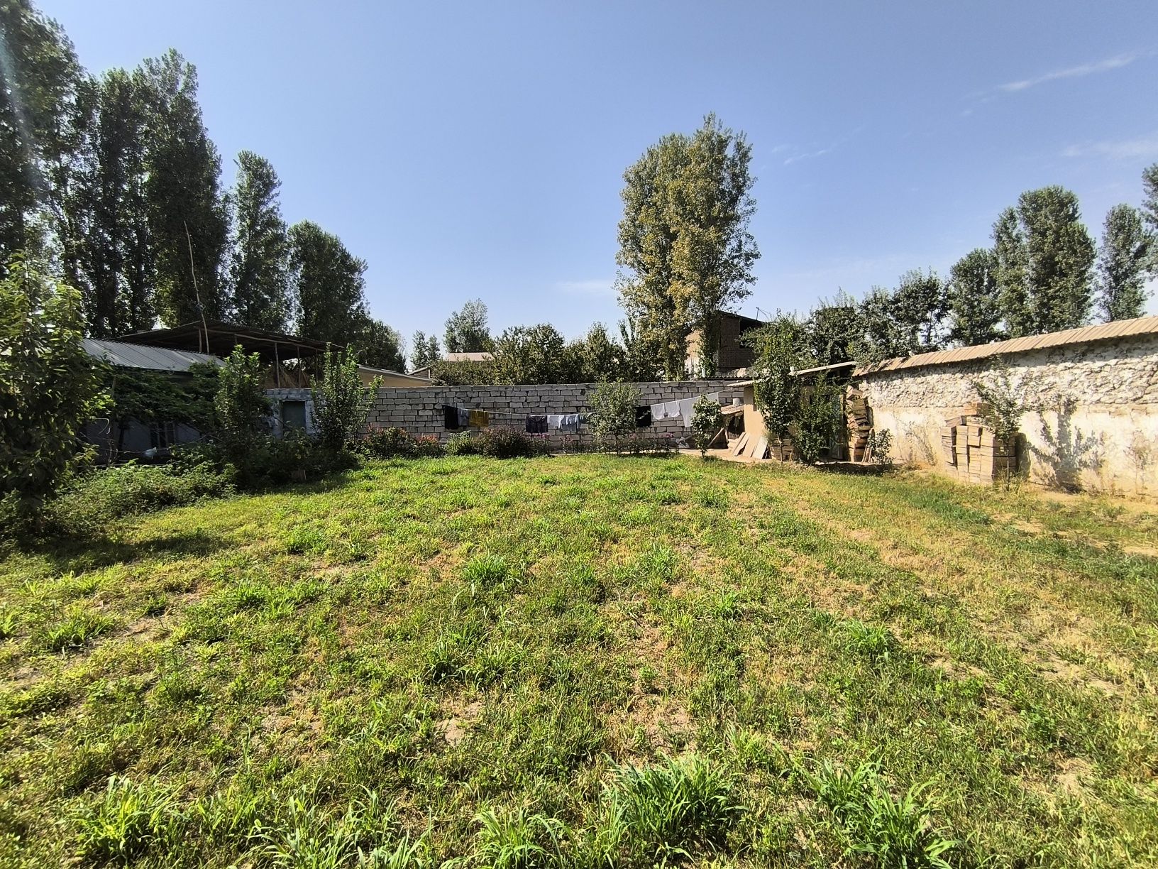 Продается участок с домом в Янгиюльском районе.