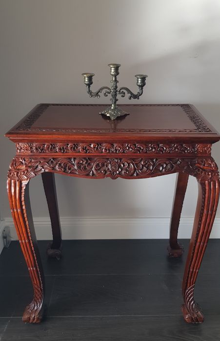 Măsuță veche pentru cafea