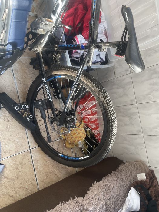 Vand bicla nu are nimic doar roțile desunflate dar pană nu sau ceva