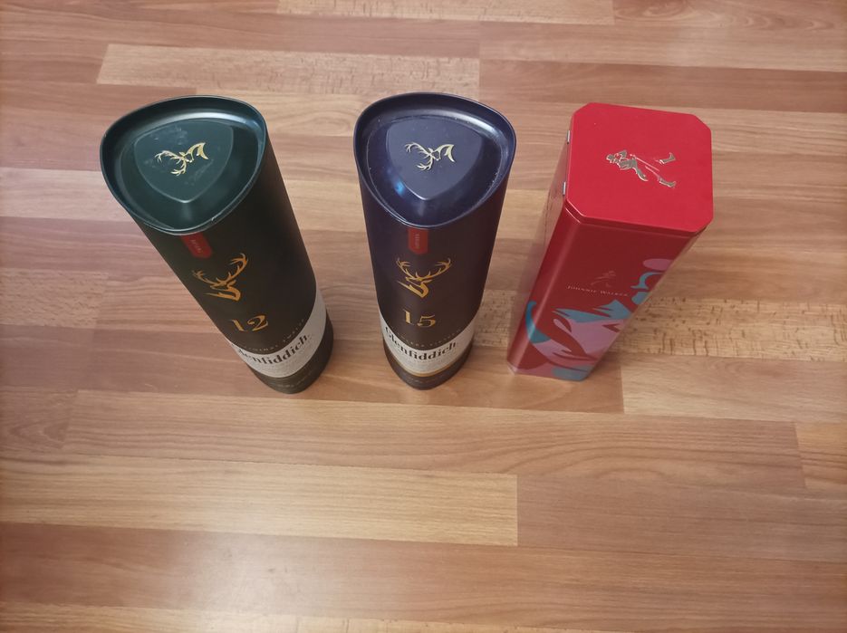 Кутия от руска водка и кутии от уиски