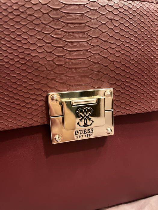 Geantă Guess bordo elegantă cu detalii aurii și textură snake
