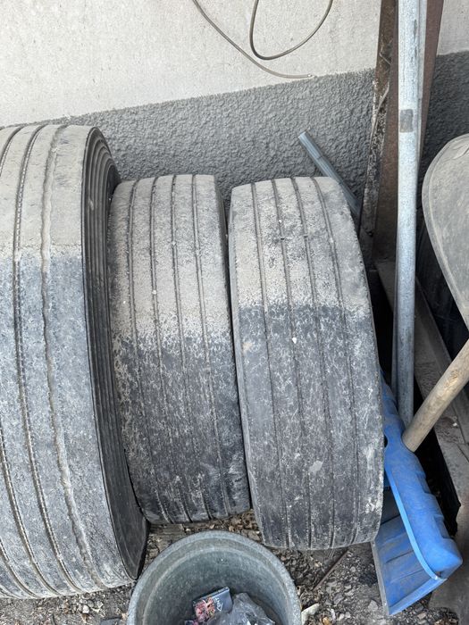 Резину грузовую продам.
