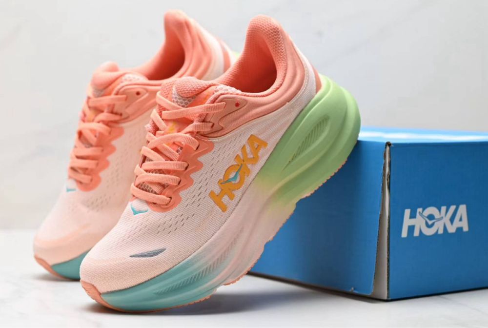 Нови дамски маратонки с кутия Hoka Bondi 9