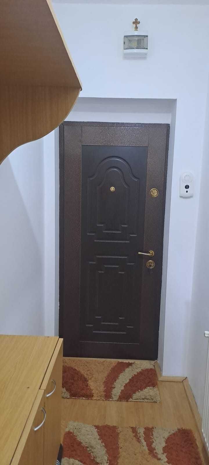 Vand apartament cu doua camere , zona linistita cu loc de parcare .