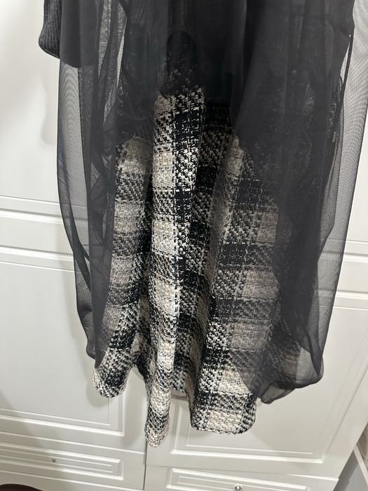 комбинированное женское платье с длинными рукавами.