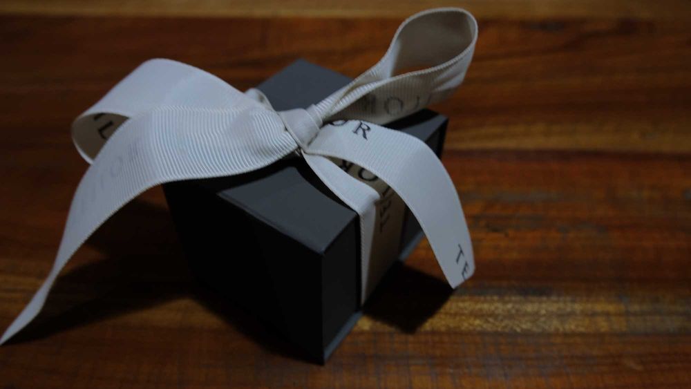 Годежен пръстен от бяло злато и черен диамант