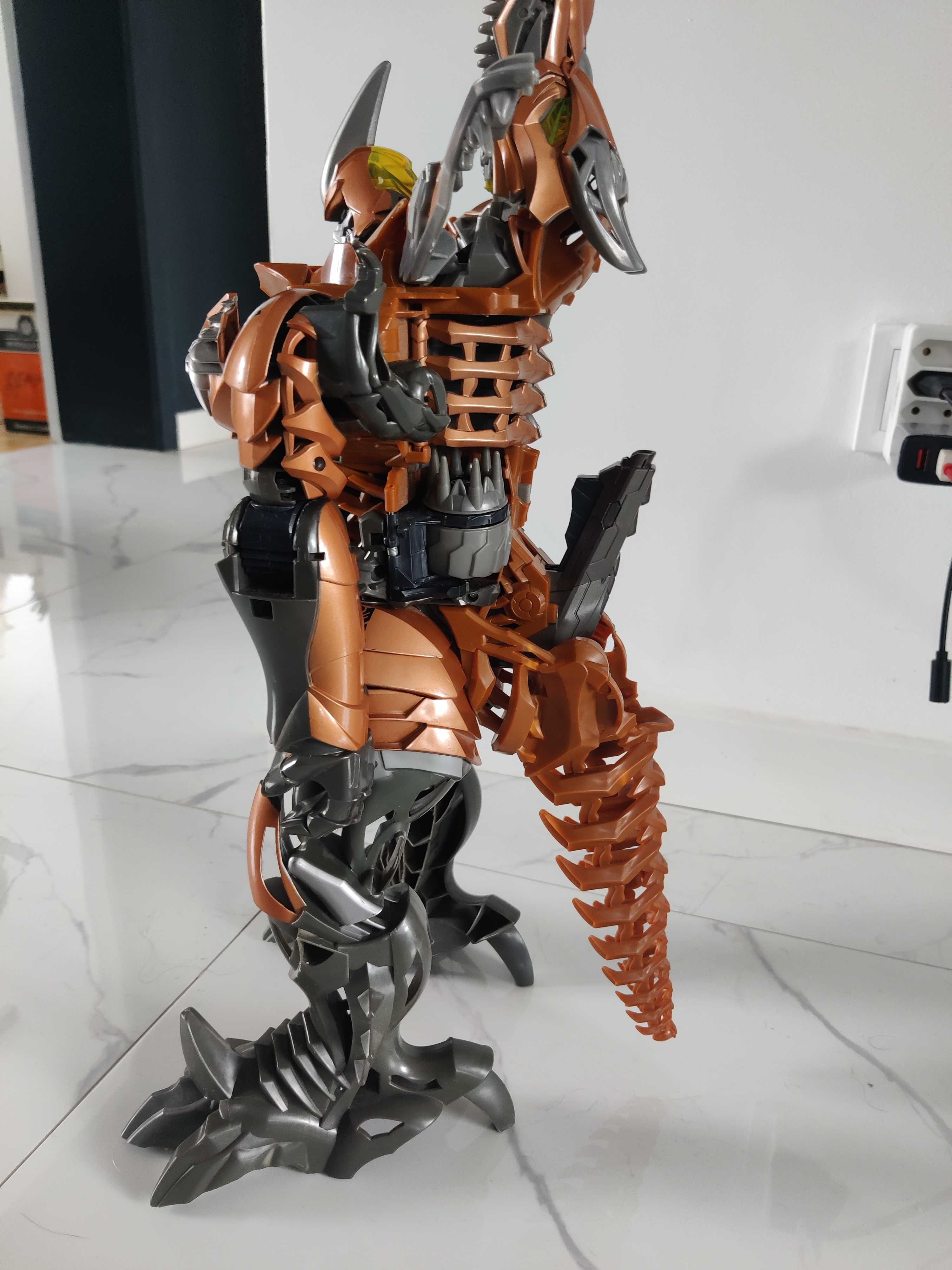 Голяма фигура на Transformer Dinobot