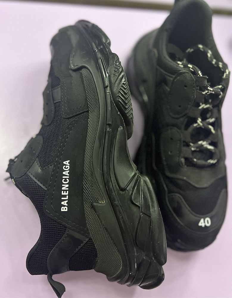 *BALENCIAGA triple s*