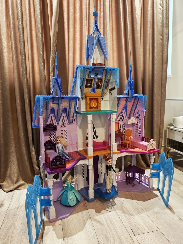 Замъка Арендел с Елза и Ана от замръзналото кралство Frozen