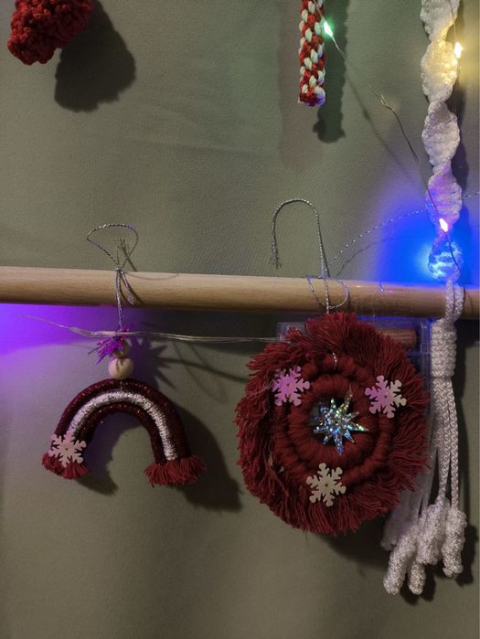 Brad Crăciun de perete handmade cu decoratiuni macrame