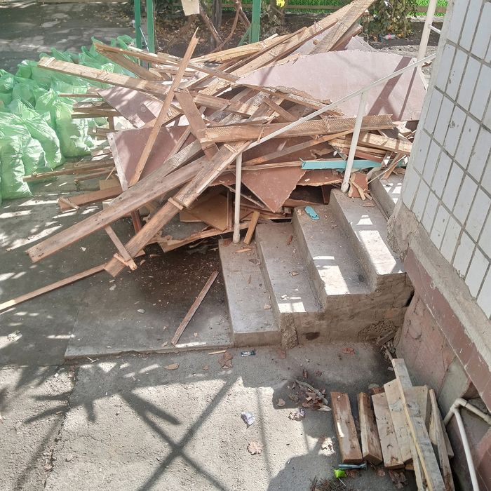 Eski taxta eshiklar bor remontdan chiqqan 1 zil chiqadi