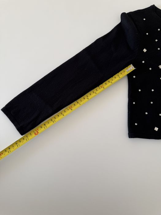 Черна жилетка подходящ за момиче  7/8год с камъчета в предната част