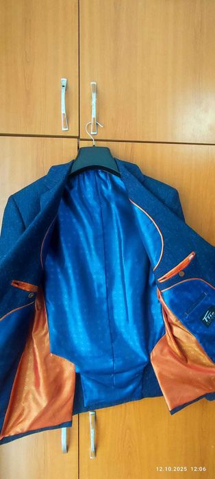 Sacou blue royal, lână 45%, folosit o singură dată, în stare excelentă