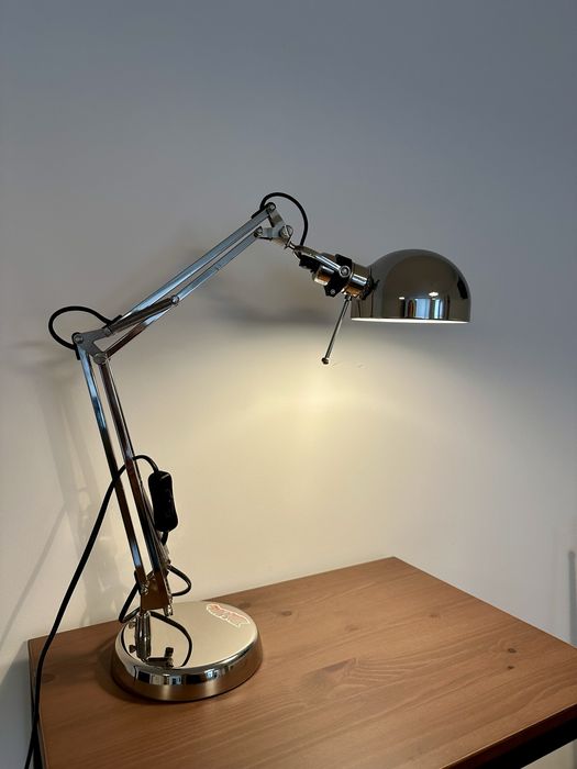 Настолна лампа IKEA FORSÅ – никелирана, регулируема, като нова