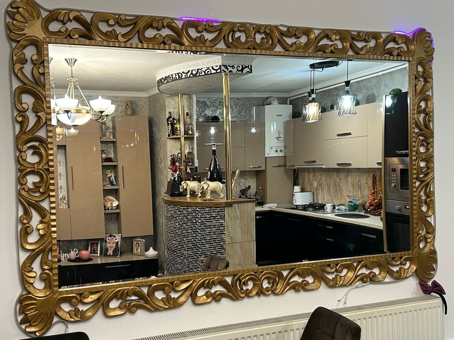 Oglindă cu Rama din lemn sculptată manual