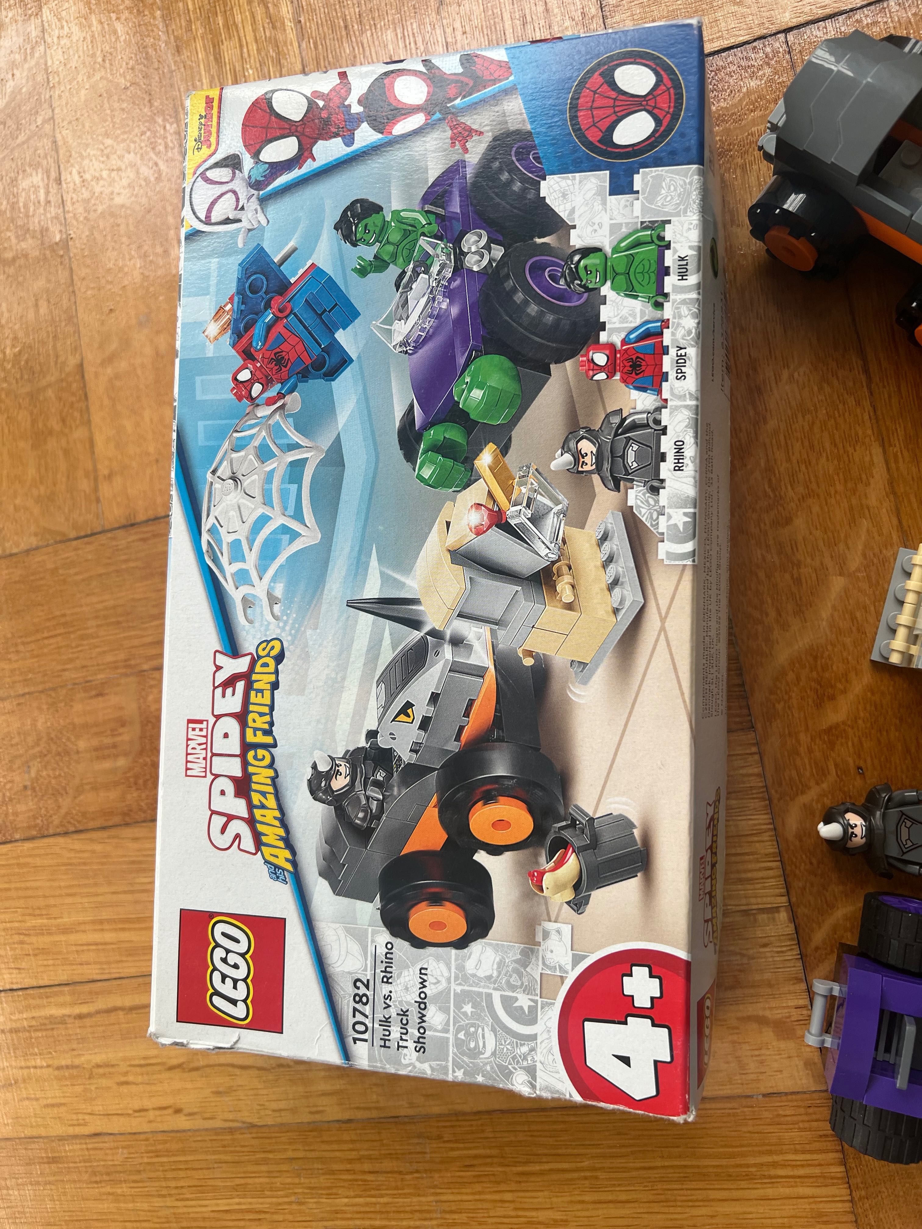 LEGO® Marvel - Spidey Confruntarea dintre Hulk si Masina Rinocer 10782